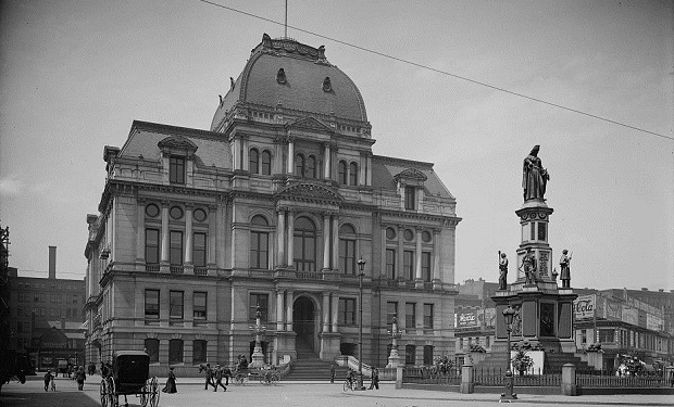 Providence_RI_City_Hall_and_Soldiers'_&_Sailors'_Monument_(cropped)