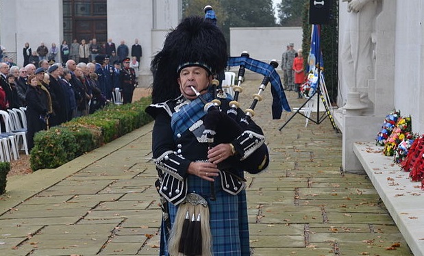 Cambridge_Bagpiper_2011