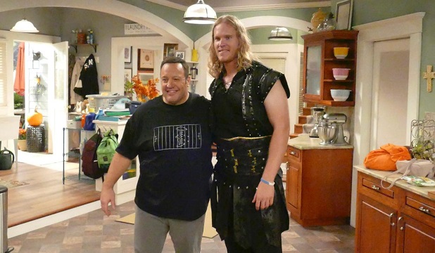 Noah Syndergaard (r.) dresses up as a viking for his "Kevin Can Wait" cameo with Kevin James (l.). (RICHARD BOETH/CBS)