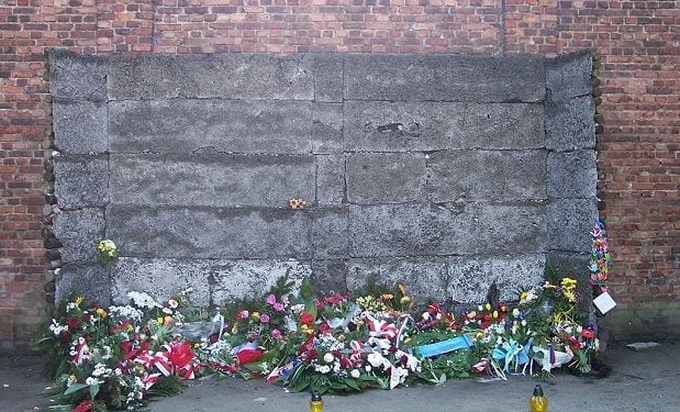 wall_of_death_in_auschwitz_i
