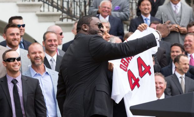 David_Ortiz_presents_Obama_a_jersey