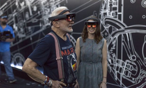 Apollo_11_astronaut_Buzz_Aldrin_and_Erisa_Hines_try_out_Microsoft_HoloLens