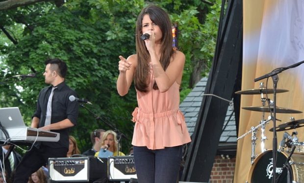 Selena_Gomez before her transplant performing on TV