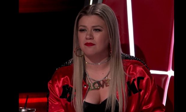 Kelly Clarkson LOVED necklace