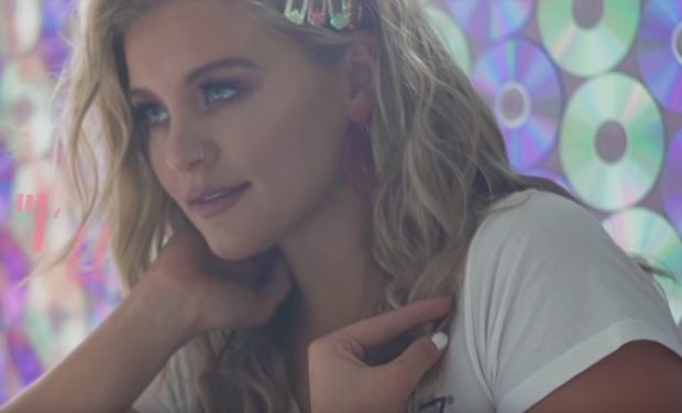 Lauren Alaina - Ladies In The '90s (Lyric Video)