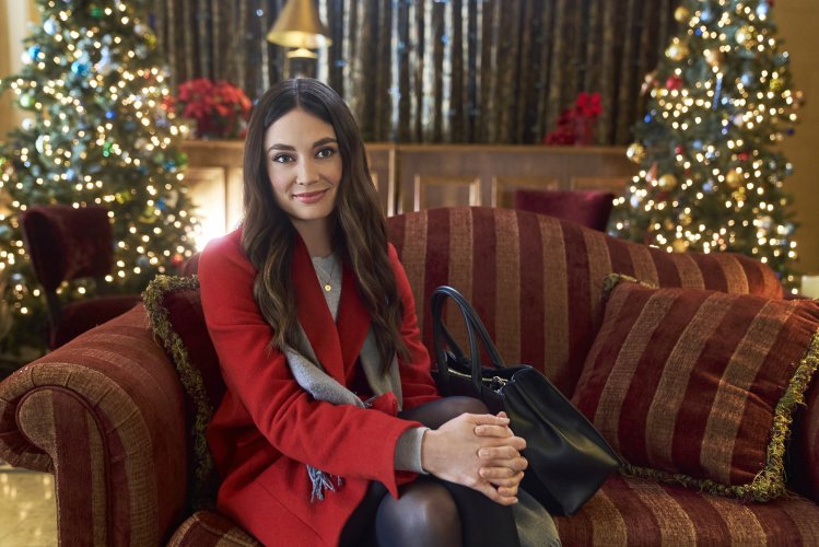 Who Is Scavenger Hunt Designer Jennifer In '12Th Date Of Christmas' Hallmark Movie?