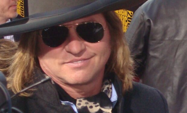 Val Kilmer Puts On Batman Mask, Freaks Out Fans — "It's ...