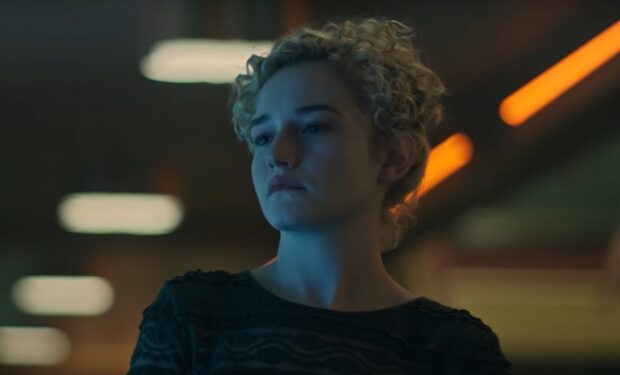 Julia Garner Stuns In “Amazeballs” Crop Top, Batavia Pants at Ozark Reunion