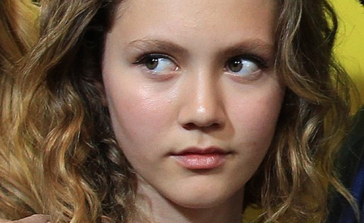 Iris Apatow And Ryder Robinson Look So In Love As They Pack PDA In New  Photos