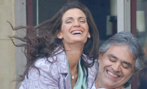 Image of Andrea Bocelli in an armchair with his wife Enrica Cenzatti