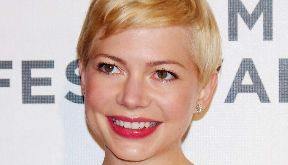 Michelle Williams Flaunts Legs in Tiny Mini Skirt, Kitten Heels